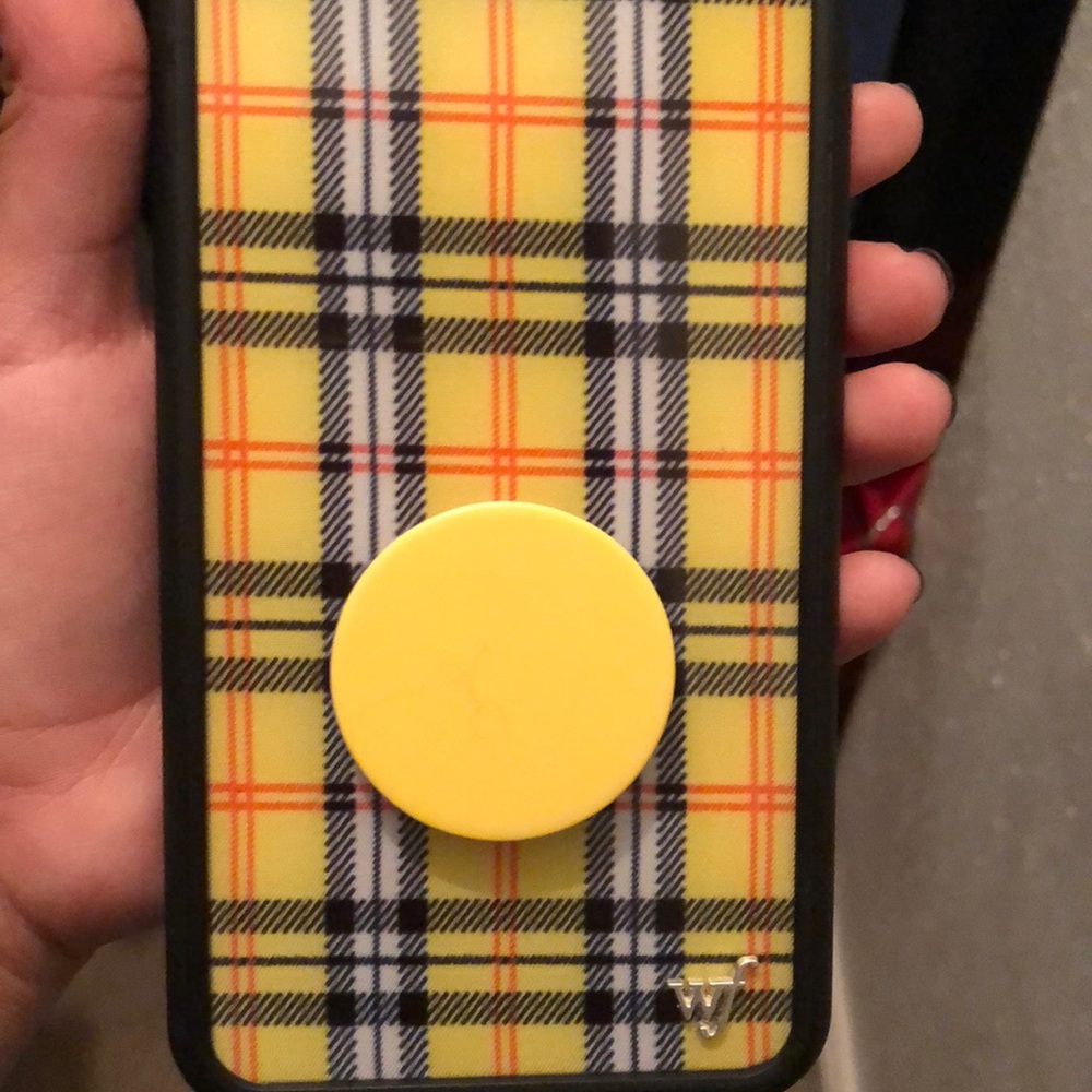 Very pretty new wild flower case w pop socket